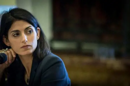 La Raggi non paga gli artisti di strada e vieta anche le offerte