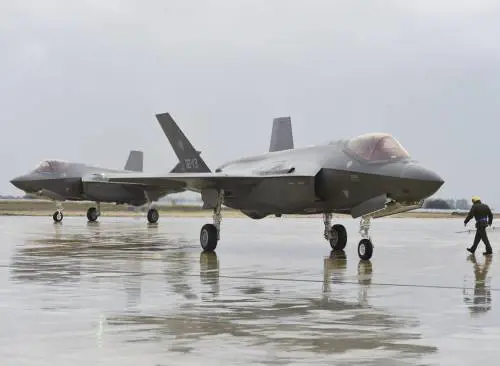 L'Italia riceve i primi due F-35 nel silenzio del governo