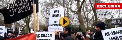 Le bandiere nere dei terroristi islamisti sventolano a Londra