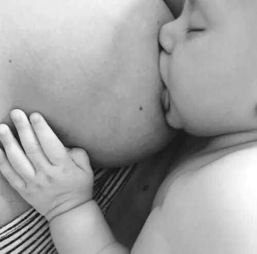 Candice: "Ci fanno vergognare perché allattiamo in pubblico, mentre il tolpless va bene"