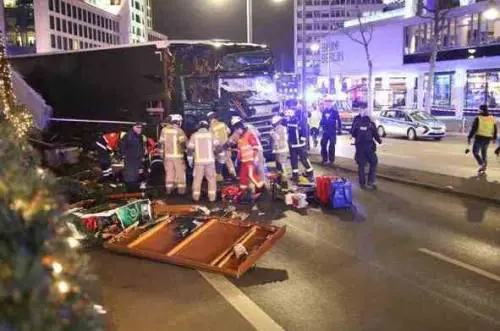 Terrore a Berlino: camion sul mercatino di Natale