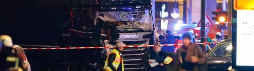 Berlino, camion contro la folla: 12 morti al mercatino di Natale