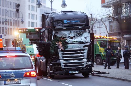 Berlino, la beffa: "Se attentato fatto col tir, niente risarcimento" 