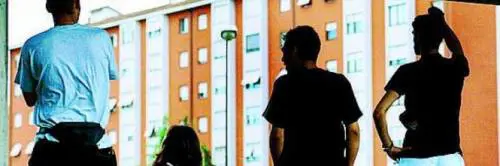 Baby gang in azione a Bari, mitraglietta in mano rapinano una sala giochi