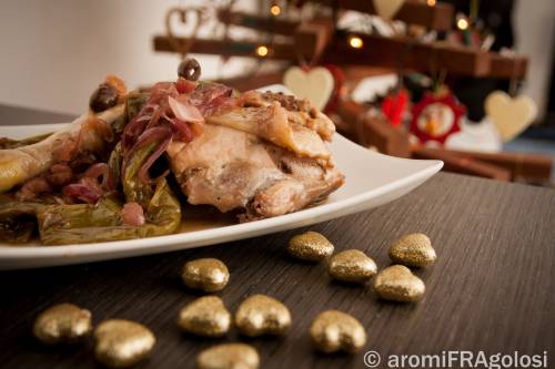 Pollo con friggitelli, olive e cipolle caramellate