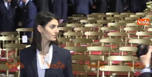 La solitudine della Raggi tra le sedie vuote al Colle