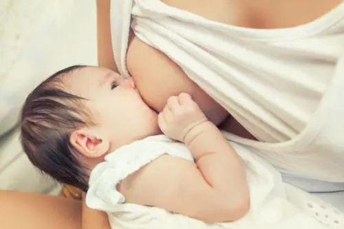 Madre allontanata dalla mostra perché voleva allattare il figlio: "Niente cibi e bevande"