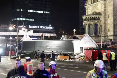 Berlino, si cerca un tunisino: trovati i suoi documenti nella cabina del tir