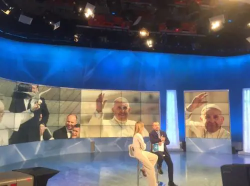 "Pronto? Sono Francesco". Il Papa chiama in diretta a Unomattina