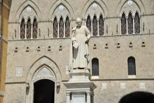 Ecco rapporti, favori e scambi tra imprenditori-clienti e Mps