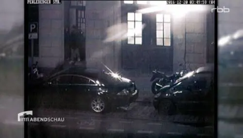 Anis Amri davanti alla moschea poche ore dopo la strage col tir