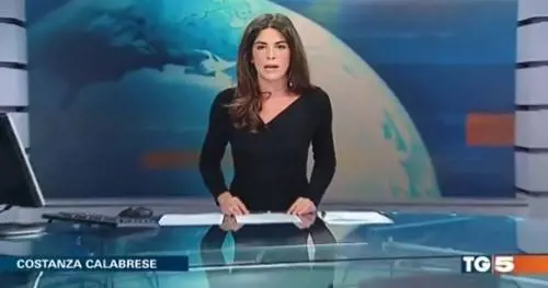 Costanza Calabrese finisce nel tritacarne mediatico: "Nella diretta del tg si vedono le mutande"