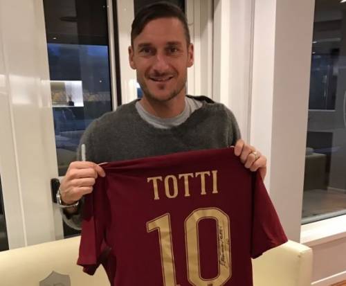 Totti scende in campo per Amatrice e mette all'asta la sua maglia 