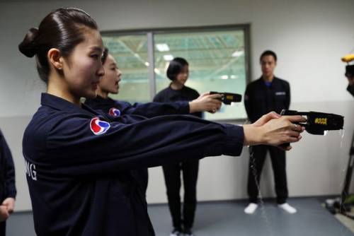 Corea, hostess con le pistole stordenti per i passeggeri agitati