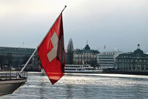 "Il passaporto non si svende". Destra svizzera contro i migranti