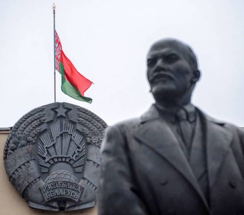 L'Ucraina demolisce il comunismo: demolite 1300 statue di Lenin