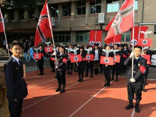 Taiwan, una parata nazista per festeggiare l'anniversario del liceo