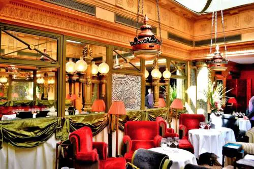 Nell’hotel di Oscar Wilde, tra atmosfere languide e oggetti squisiti
