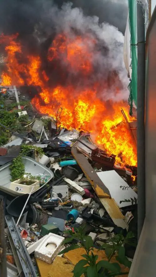 Roghi di rifiuti nel cuore di Milano