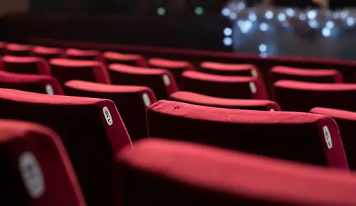 "Ogni riferimento a fatti e persone è puramente casuale": quando nasce la clausola dei film