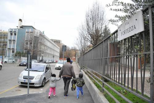 Milano, decine di immigrati occupano uno stabile. E il parroco li denuncia