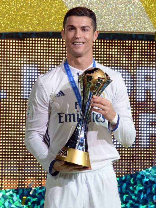 Ronaldo il calciatore più pagato al mondo: tra gli allenatori regna Mourinho