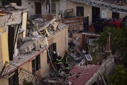 Palazzina crollata, sott'accusa cingalesi: in casa bombole di gas
