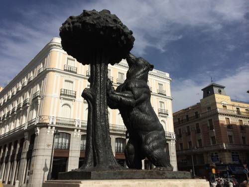 Jihadisti incappucciati e armati nella piazza centrale di Madrid: il video che inquieta l'antiterrorismo 