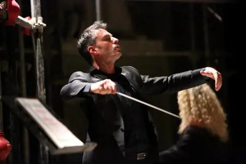 "Babbo Natale non esiste" Via il direttore d'orchestra