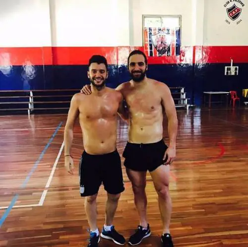 Higuain mostra gli addominali ma gli utenti su Twitter: "È photoshop!