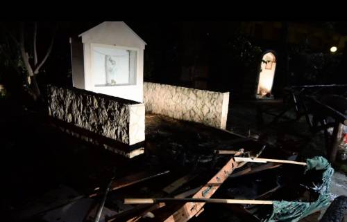 Musulmano brucia presepe e sfregia la Madonna