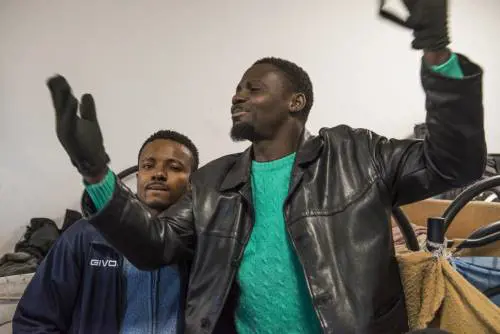 Lo striscione sinistro contro l'arrivo dei migranti: "Per voi sarà un inferno"
