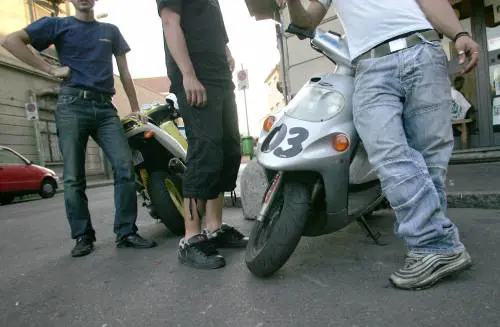 Protesta per schiamazzi, ragazzi lo aggrediscono con ombrello: è in pericolo di vita