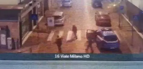 Pugni e bottiglie sulla volante. Immigrato pesta un poliziotto