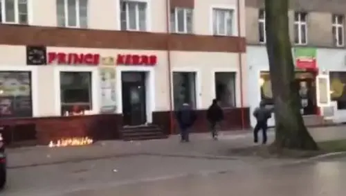 Tunisino uccide un ragazzo. Folla devasta negozio di kebab