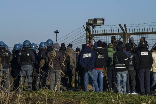 Clandestini, lite tra destra e sinistra