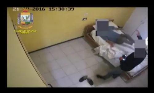 "Devi morire, levati dai c***". Così seviziavano gli anziani