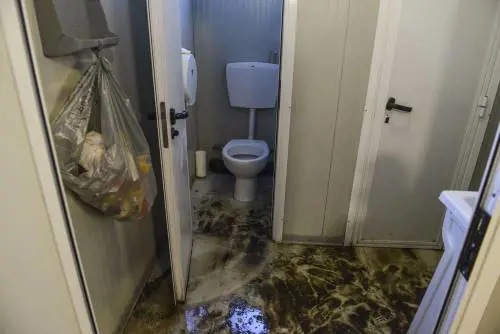 Nelle tende tra sporcizia e serpenti. "Viviamo così, senza fare niente"