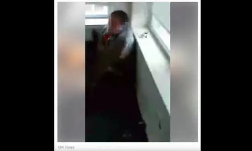 Afroamericani torturano un uomo urlando insulti contro Trump