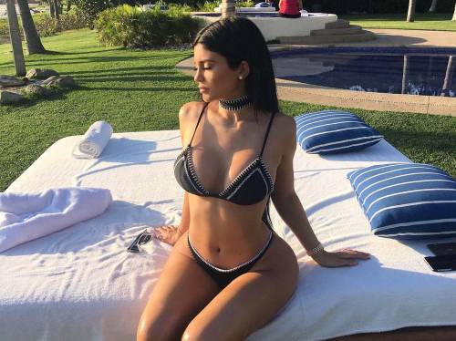 Kylie Jenner hot in bikini con le amiche