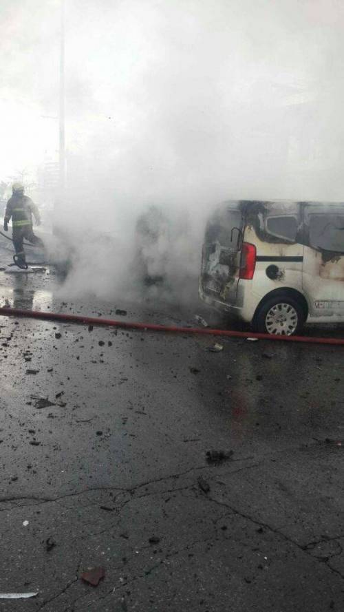 Colpita anche Izmir. Autobomba davanti al tribunale in Turchia