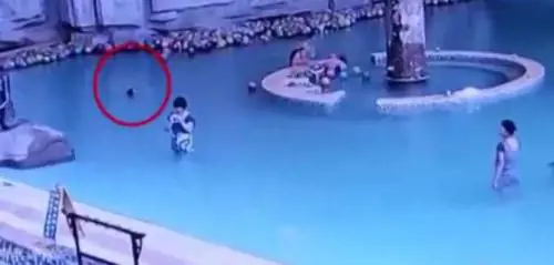 Cina, la mamma guarda il telefono mentre il figlio annega