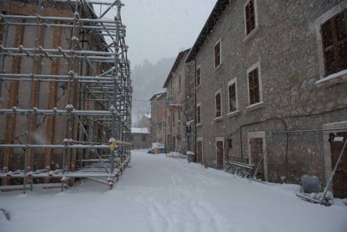 Paesi isolati e aerei a terra, neve in Puglia e in Sicilia
