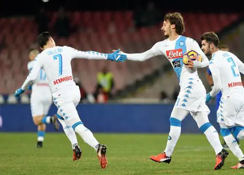 Gli uomini con la valigia fanno felice Napoli al 95'