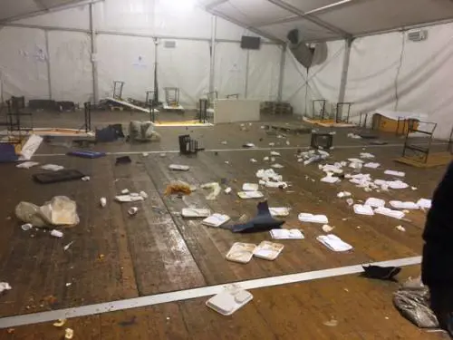 La distruzione a Conetta dopo la guerriglia: "Ora qui regna la paura"