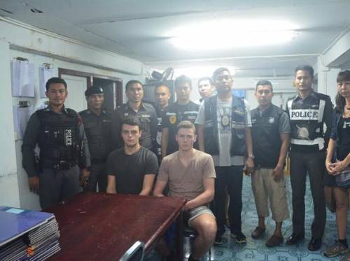 Turisti arrestati in Thailandia, le bandiere non si offendono