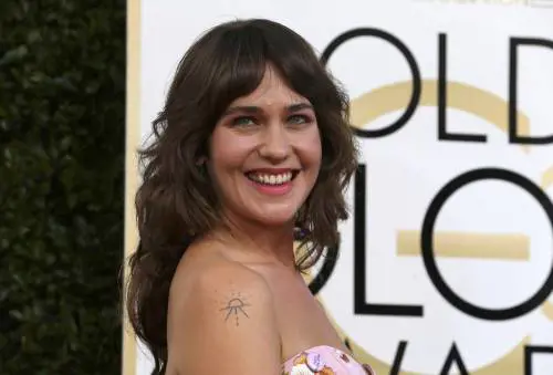 Lola Kirke ai Golden Globe mostra i peli sotto le ascelle