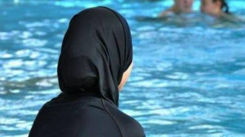 Francia, indossa il burkini in piscina: costretta a pagare multa da 490 euro