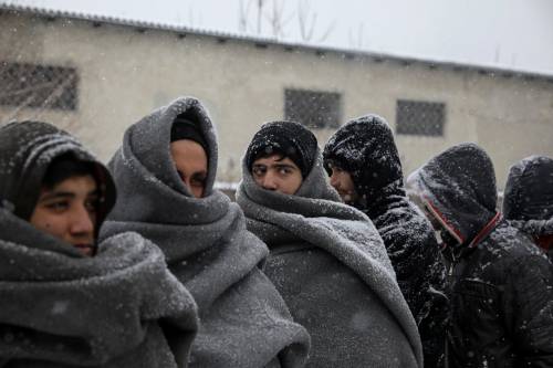 Bloccati nei Balcani i migranti muoiono di freddo