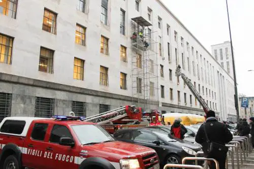 Milano, uomo minaccia il suicidio in tribunale